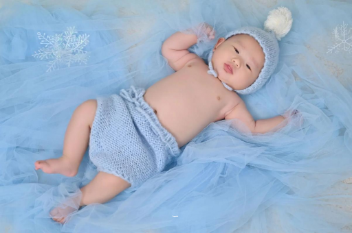 塔城三个月宝宝挠耳朵 塔城三个月宝宝挠耳朵